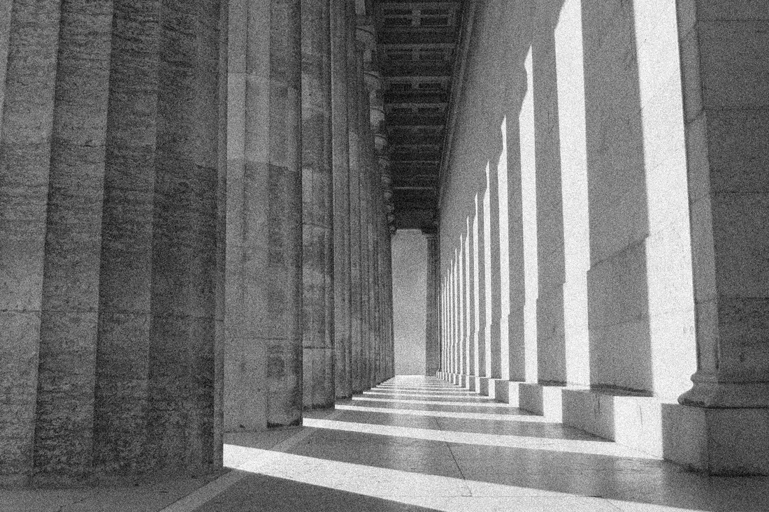 Colonnade antique en noir et blanc, symbole de transmission