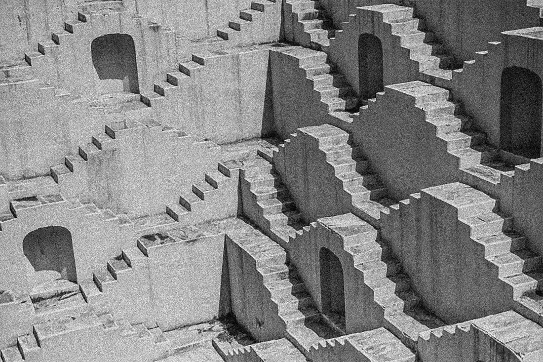 Architecture d’escaliers en pierre, en noir et blanc